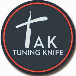 Logo mit Schriftzug "TAK Tuning Knife" auf dunklem Hintergrund mit rotem Rand.