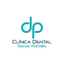 Logotipo de Clínica Dental Doctor Portolés con letras "dp" en color turquesa.