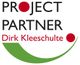 Logo mit Text: "Project Partner Dirk Kleeschulte" und roten Punkten, grünem Bogen darunter.