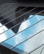 Sonnenschutzfolie für Dachflächenfenster.