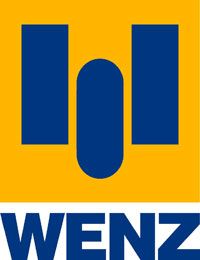 Logo mit gelbem Hintergrund, blauen Buchstaben "WENZ" und blauer vertikaler Form im Zentrum.