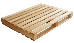 Houten pallet met open lattenstructuur, gebruikt voor transport en opslag van goederen.
