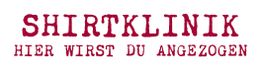 Text "SHIRTKLINIK HIER WIRST DU ANGEZOGEN" in dunkelroter Schrift auf weißem Hintergrund.