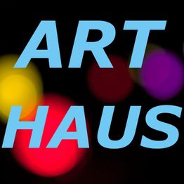 Blaue Schrift "ART HAUS" auf buntem, verschwommenem Hintergrund.