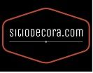 Logo de "sitiodecora.com" con fondo negro y marco rojo hexagonal.
