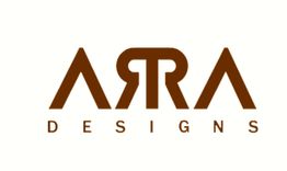 Logo mit braunem Text: "ARRA DESIGNS" auf weißem Hintergrund.