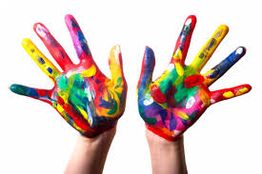 Manos pintadas con colores brillantes y variados alzadas contra un fondo blanco.
