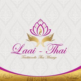 Logo mit pinker Lotusblume und Handmotiven, Text: "Laai-Thai, Traditionelle Thai Massage".