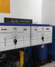 Painel de alinhamento automotivo com desenhos técnicos e instruções em uma oficina mecânica.