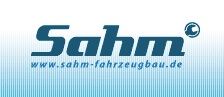 Logo von Sahm Fahrzeugbau mit Website-URL vor blauem Verlaufshintergrund.