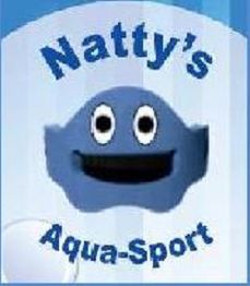 Blaues Maskottchen mit Lächeln, Text "Natty's Aqua-Sport" in Blau darüber und darunter.