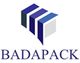 Logo geométrico con tres bloques azules y el texto "BADAPACK" debajo.