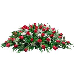 Arreglo floral de rosas rojas y flores blancas sobre un fondo blanco.