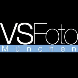 "Logo von VS Foto München mit weißem Text auf schwarzem Hintergrund und blauem Akzent."