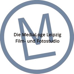 Logo der MediaLoge Leipzig, Film- und Fotostudio, in einem blauen Kreis.