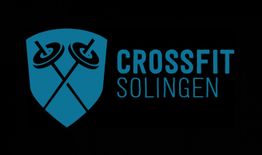 Logo von CrossFit Solingen mit blauen Hanteln auf schwarzem Hintergrund.
