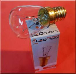 LED-Glühbirne auf einer Verpackung mit rotem Hintergrund.