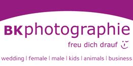 Logo von BK Photographie in Lila. Text: "freu dich drauf" und Fotografie-Kategorien.