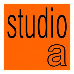Orange Quadrat mit schwarzem Text: "studio a".