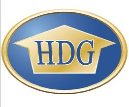 Ein blau-goldenes Oval mit den Buchstaben "HDG" auf goldfarbenem Hintergrund.