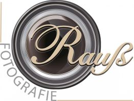 Logo mit Kameraobjektiv und Schriftzug "Rauß Fotografie". Elegant und stilvoll gestaltet.