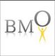 Logo mit Buchstaben "BMO" und einer gelben Figur, die den Buchstaben "O" hält.