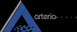 Logo de Arteria Media, con forma de triángulo azul y texto gris sobre fondo negro.