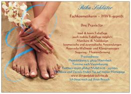Zwei Füße im Sand mit einer Hand, die Blumen hält. Text über kosmetische Praxisdetails.