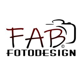 Logo mit der Aufschrift "FAB Fotodesign", stilisierte Kamera am Rand.