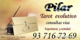 Anuncio de tarot evolutivo de Pilar con detalles de contacto y una carta con pluma.
