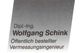 Grauer Hintergrund mit Text: "Dipl.-Ing. Wolfgang Schink, Öffentlich bestellter Vermessungsingenieur".