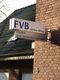 Schild an Ziegelwand: "FVB Markus Böing, Finanz- und Versicherungsmakler", Hausnummer 6.