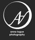 Schwarz-weißes Logo mit Schriftzug "anna logue photography" auf schwarzem Hintergrund.