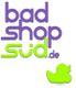 Textlogo "bad shop süd.de" in Lila und Grün mit einer grünen Gummiente unten rechts.