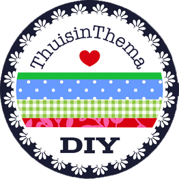 Rond logo met tekst "ThuisinThema DIY" en een hartje, met kleurrijke patronen op de achtergrond.