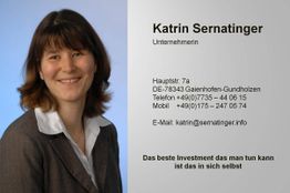 Eine Frau mit braunen Haaren lächelt, daneben Kontaktinformationen und ein Zitat auf Deutsch.