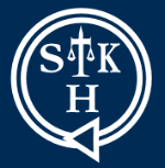 Weißes Logo auf blauem Hintergrund mit den Buchstaben S, T, K, H und Waage-Symbol.