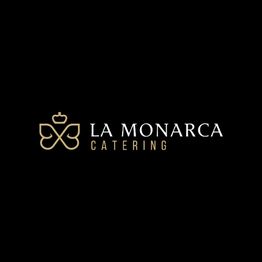 Logo de La Monarca Catering en fondo negro con un símbolo dorado a la izquierda.