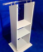 Podio blanco con estantes, panel de acrílico en la parte superior, fondo azul.