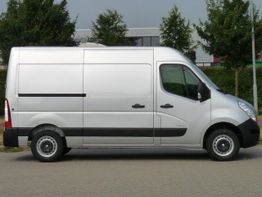 Silberner Lieferwagen auf einem Parkplatz, umgeben von Bäumen im Hintergrund.