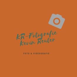 Orange Hintergrund mit Kamera-Icon, Text: "KR-Fotografie", "Kevin Reuter", "Foto & Videografie".