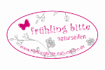 Ovales Logo mit Schriftzug "frühling bitte" und Schmetterling, dezente florale Verzierungen.