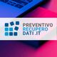 Laptop con logo "Preventivo Recupero Dati .IT" su sfondo colorato.