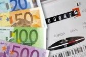 Euro-Geldscheine neben einem Energiezähler mit der Anzeige 038826.