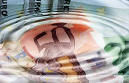 Verzerrte Euro-Scheine mit Wellenmuster, was einem Wasser-Effekt ähnelt.