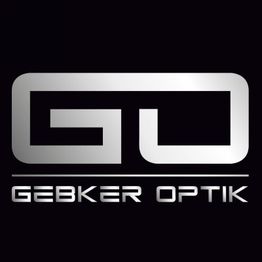 Logo mit silbernem "GO" und darunter "GEBKER OPTIK" auf schwarzem Hintergrund.