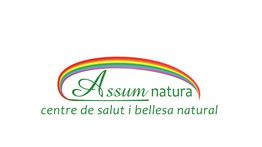 Logo con texto: "Assum natura, centre de salut i bellesa natural" con un arcoíris.