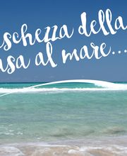 Spiaggia con onde e cielo blu, testo in italiano dice: "La freschezza della tua casa al mare...!"