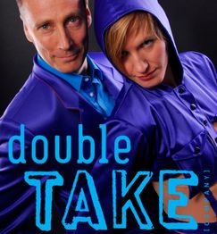 Zwei Personen in blauer Kleidung posieren mit dem Text „double TAKE“ vorne.