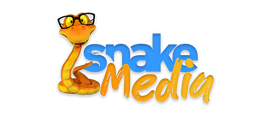 Eine orange Schlange mit Brille neben dem Schriftzug "snake Media" in Blau und Gelb.
